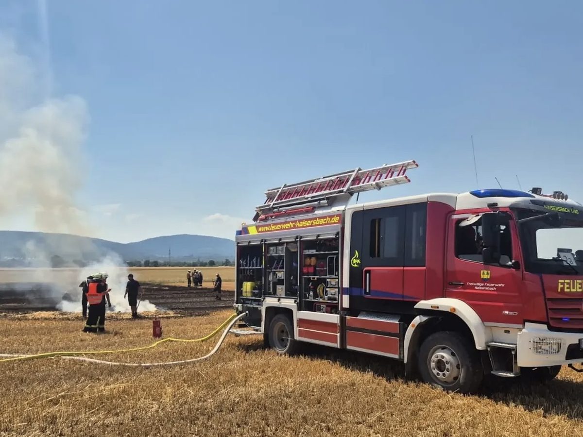 Löschfahrzeug der Feuerwehr Kaisersbach bei einem Flächenbrand im Feld