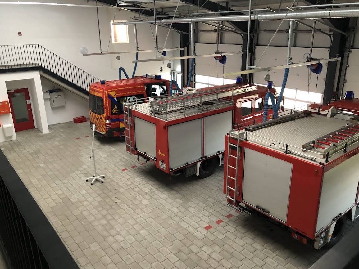 Einsatzfahrzeuge der Feuerwehr Kaisersbach in der Fahrzeughalle