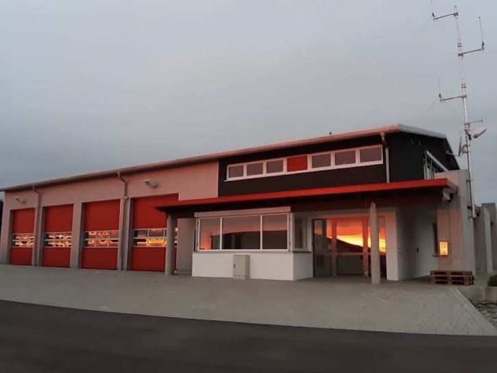 Gerätehaus Kaisersbach am Abend mit den vier Toren der Fahrzeughalle