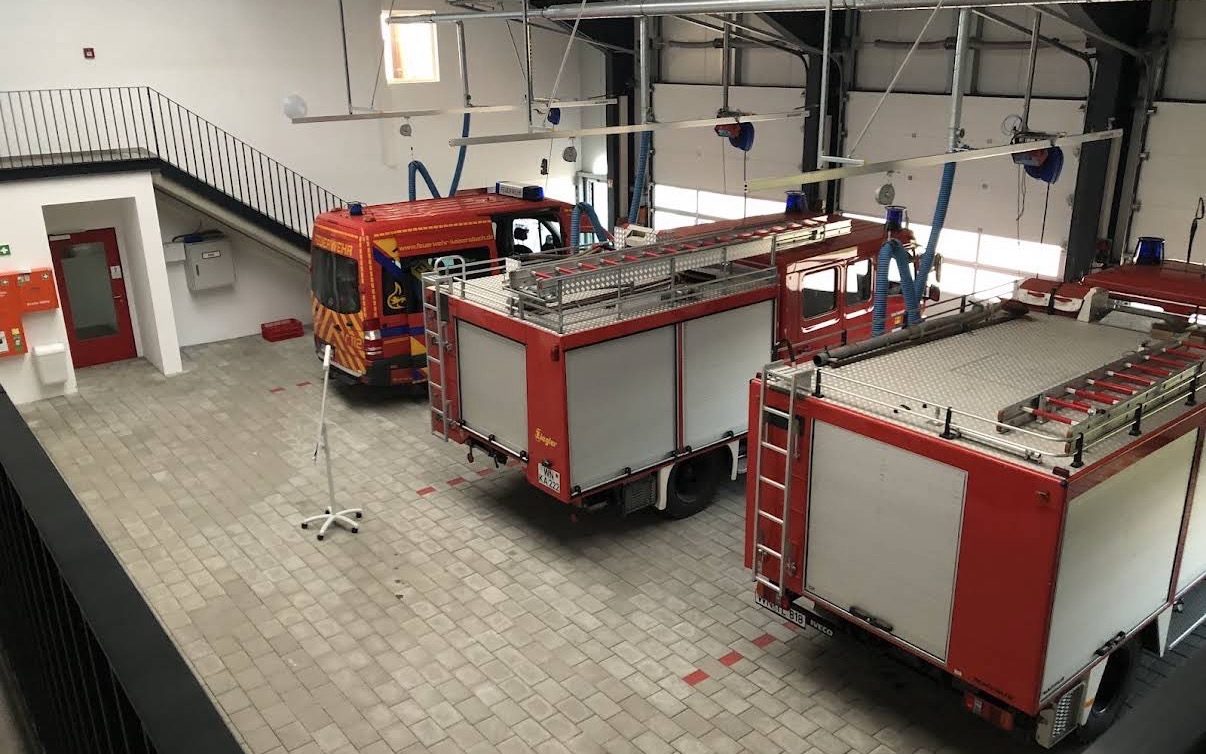 Einsatzfahrzeuge der Feuerwehr Kaisersbach in der Fahrzeughalle