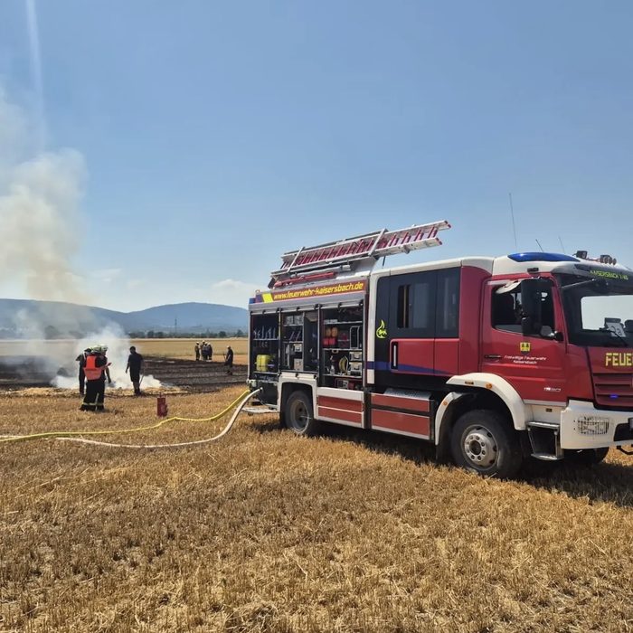 Löschfahrzeug im Einsatz bei einem Flächenbrand – auf Instagram ansehen
