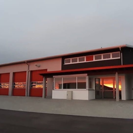 Gerätehaus Kaisersbach in der Abenddämmerung – auf Instagram ansehen