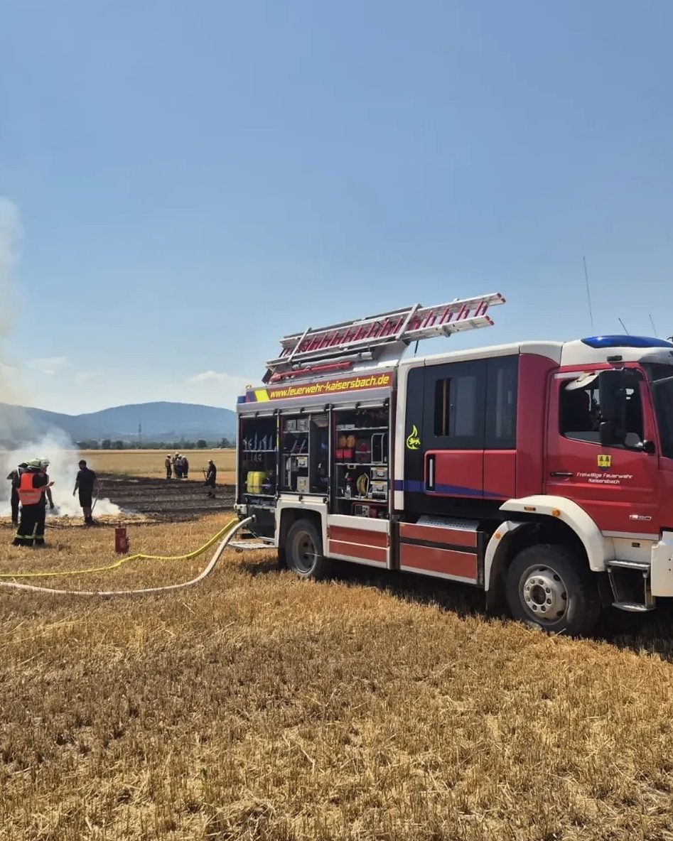 Löschfahrzeug der Feuerwehr Kaisersbach bei einem Flächenbrand
