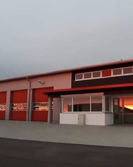 Gerätehaus der Feuerwehr Kaisersbach in der Abenddämmerung